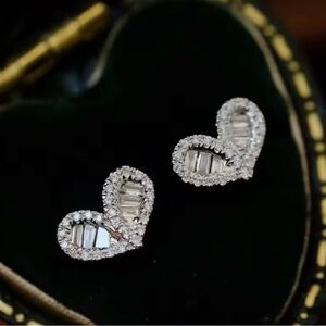 Elegant 925 Sterling Silver Zircon Geometric Heart Studded Earring